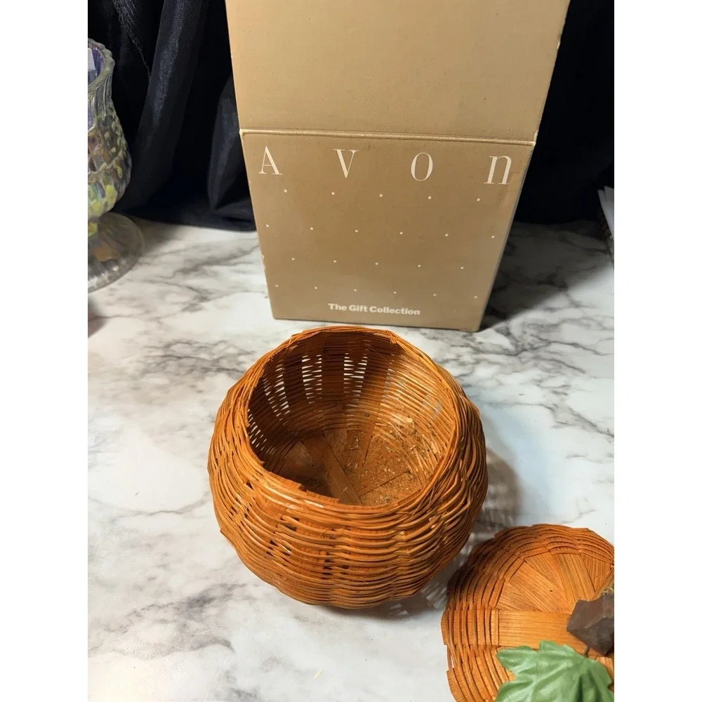 Avon Harvest Scents Pumpkin‎ Patch Potpourri and Wicker Pumpkin Holder (2770)